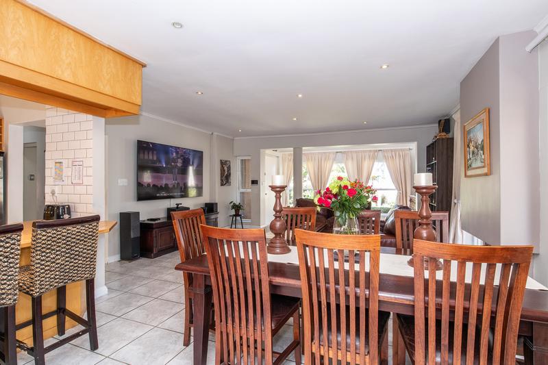 5 Bedroom Property for Sale in Meadowridge Western Cape